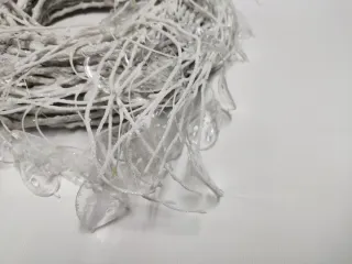 Corona Navideña Blanca con Hojas Transparentes