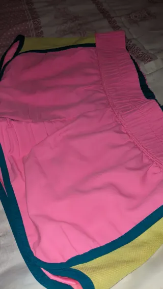Pantalón corto deportivo rosa y verde