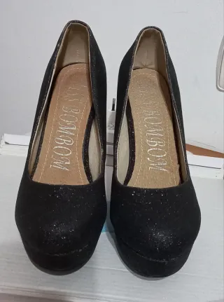Zapatos de tacón negros brillantes talla 39