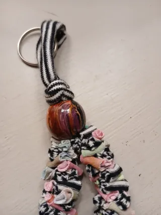 Llavero artesanal con abalorio y tela