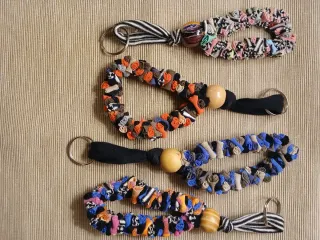 Llavero artesanal con abalorio y tela