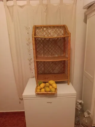 Estantería de mimbre con regalo