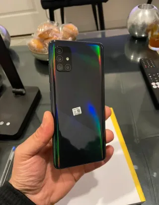 Samsung Galaxy A51 Nero Multicolore, design moderno e elegante, fotocamera posteriore multipla, 4 GB di RAM e 128 GB di memoria, senza caricatore