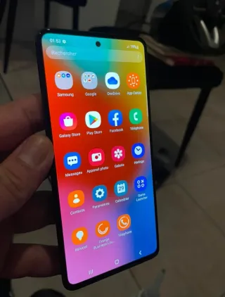 Samsung Galaxy A51 Nero Multicolore, design moderno e elegante, fotocamera posteriore multipla, 4 GB di RAM e 128 GB di memoria, senza caricatore