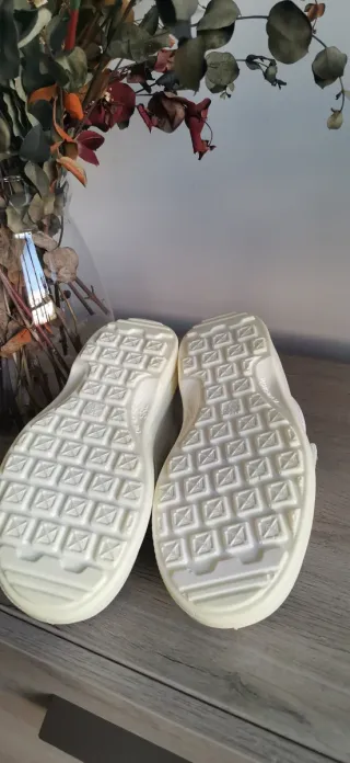 Zuecos de trabajo blancos