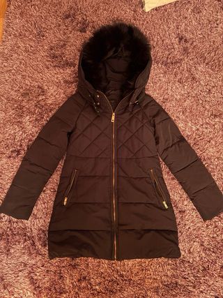 Chaquetón negro con capucha y pelo