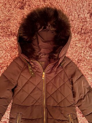 Chaquetón negro con capucha y pelo