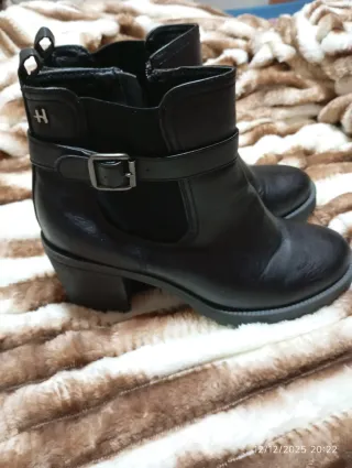 Botines negros con hebilla