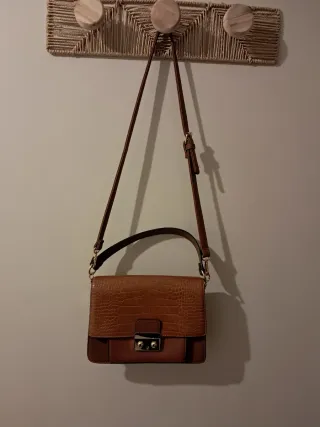 Bolso Marrón Stradivarius Cierre Dorado