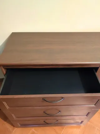 Comoda de madera marrón
