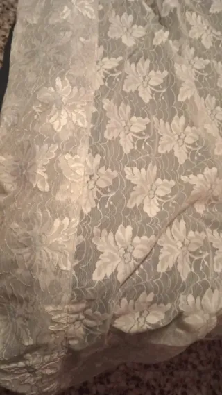 Tende in pizzo floreale beige e bianco