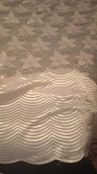 Tende in pizzo floreale beige e bianco