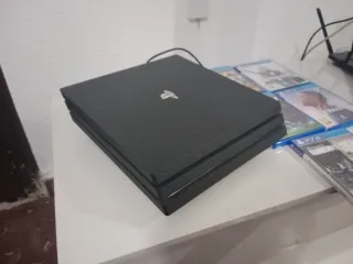 Consola PS4 Pro Nera + 5 Giochi
