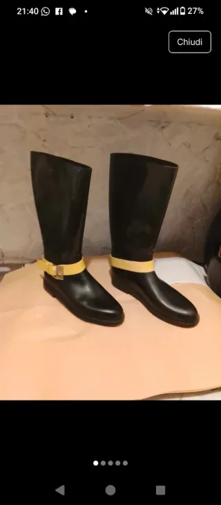 Stivali neri con cinturino giallo