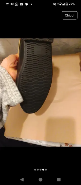 Stivali neri con cinturino giallo