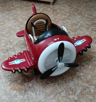 Avión a batería infantil rojo