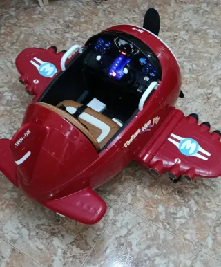 Avión a batería infantil rojo
