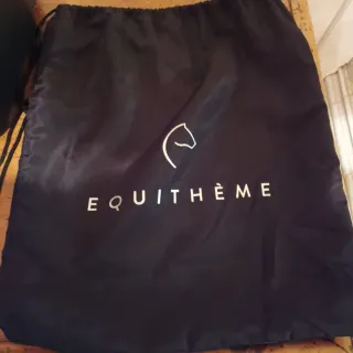 Casco equitazione nero con dettagli oro