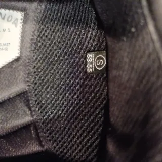 Casco equitazione nero con dettagli oro