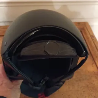 Casco equitazione nero con dettagli oro