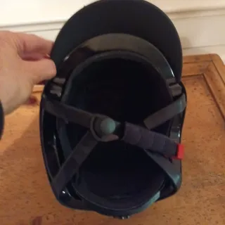 Casco equitazione nero con dettagli oro