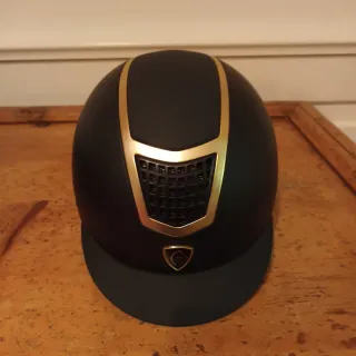 Casco equitazione nero con dettagli oro