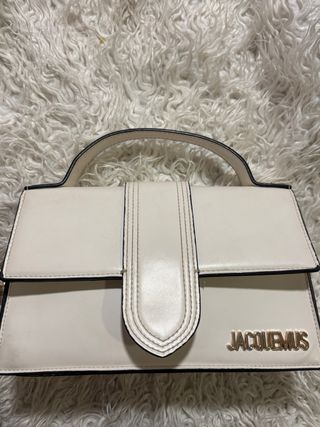 Bolso Jacquemus Blanco y Dorado.