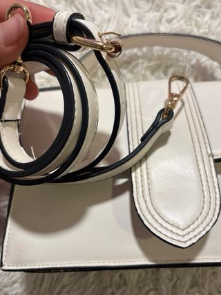 Bolso Jacquemus Blanco y Dorado.