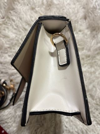Bolso Jacquemus Blanco y Dorado.