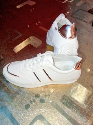 Zapatillas blancas y doradas 39 40