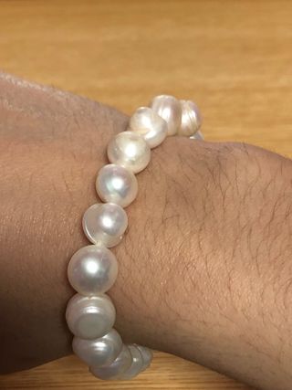 Pulsera de perlas blancas