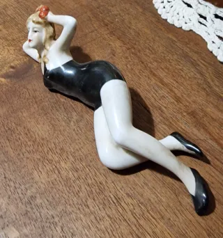 Donnina in costume da bagno