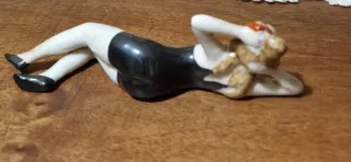 Donnina in costume da bagno