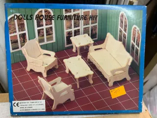 Set di mobili in legno per casa delle bambole