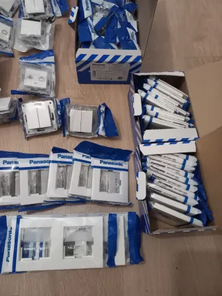 Lote de mecanismos eléctricos Panasonic nuevos