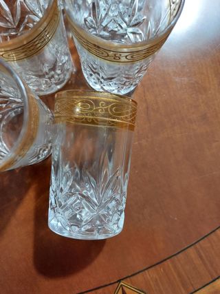 Vasos de cristal tallado con borde dorado
