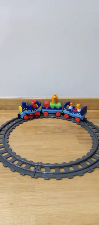 Treno e trattore giocattolo