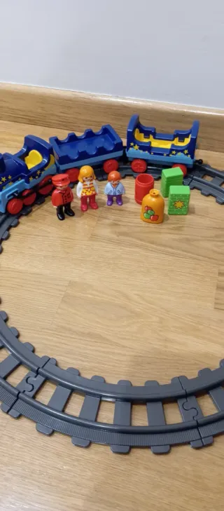 Treno e trattore giocattolo