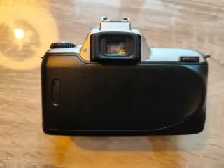 Cuerpo Nikon F65. Leer