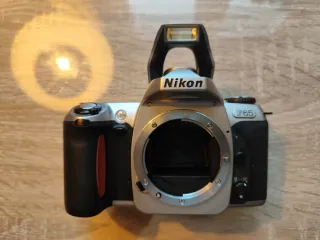 Cuerpo Nikon F65. Leer