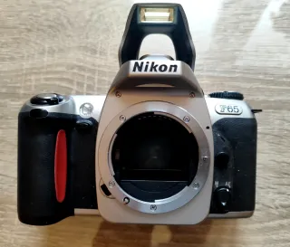 Cuerpo Nikon F65. Leer
