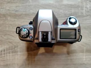 Cuerpo Nikon F65. Leer