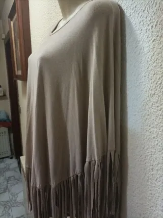Poncho Beige con Flecos Talla Única