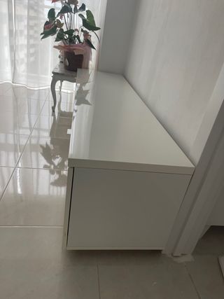 Mueble TV blanco y beige