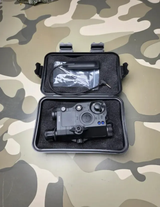 PEQ-15 LA5C Puntero Láser Rojo + Linterna 3 modos