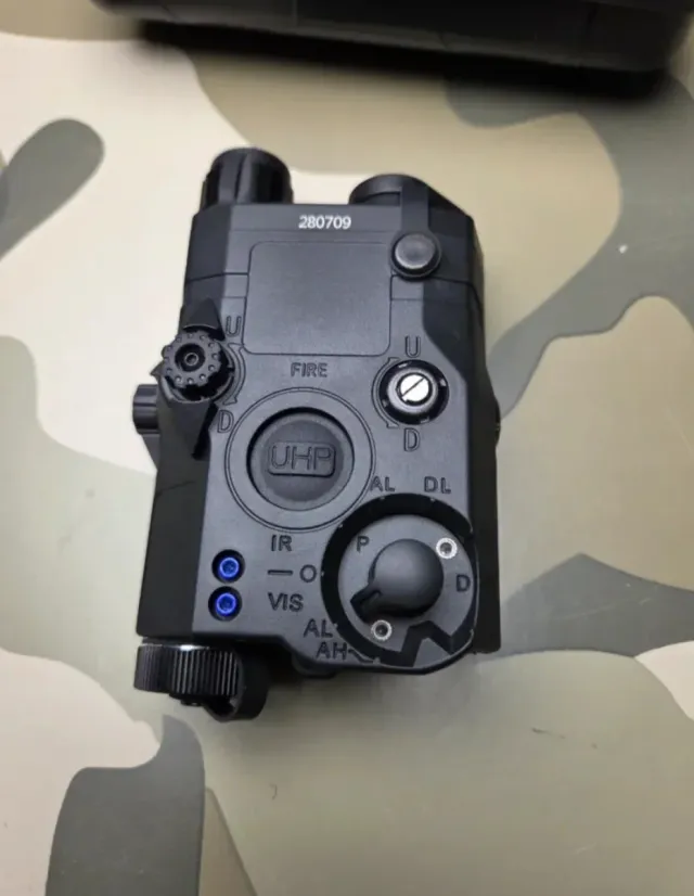 PEQ-15 LA5C Puntero Láser Rojo + Linterna 3 modos