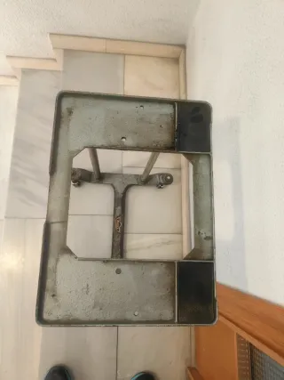 Mesita antigua máquina de escribir vintage atrezo