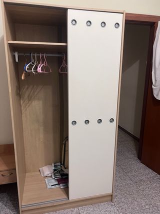 Armario corredero blanco y madera