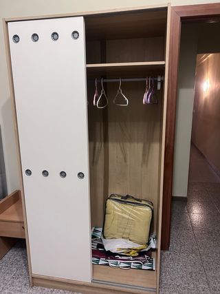 Armario corredero blanco y madera