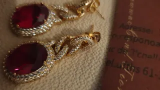 Pendientes dorados con piedra roja